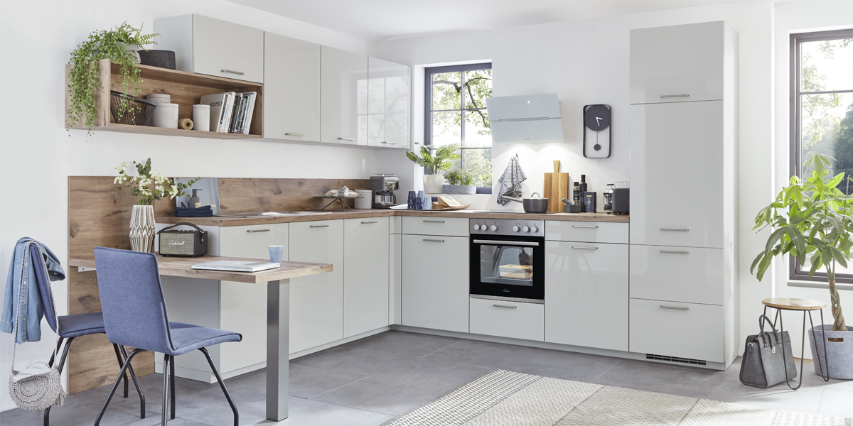 Voor veel plattegronden biedt ze de ideale vorm: de klassieke L-keuken met speciale hoekoplossingen voor kasten en een centrale werkruimte. Dit soort keuken zorgt voor kortere loopwegen, zodat u direct kunt koken en uw creaties een bijzondere toets kunt geven.