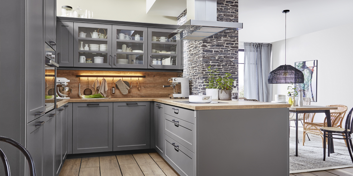 Voor iedereen die in de keuken zitten of werken zijn de loopwegen hier erg kort. Dankzij de talrijke kasten ontstaat een enorme opbergruimte. Bovendien beschikken U-keukens over een royaal werkvlak. Beeld u dat in!